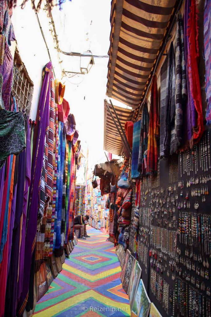 de straatjes in de medina van fez zitten vol met kleur