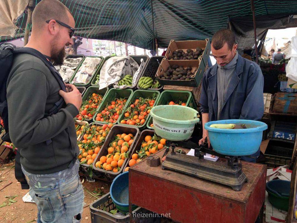 afwegen op een markt in marokko