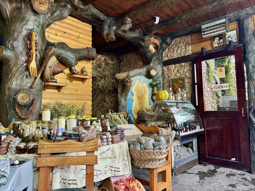 Café en winkeltje langs de weg in Albanië