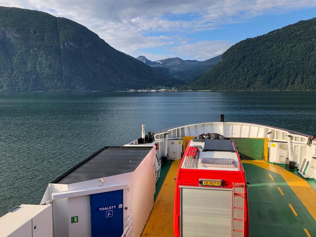 ferry oversteek in noorwgen