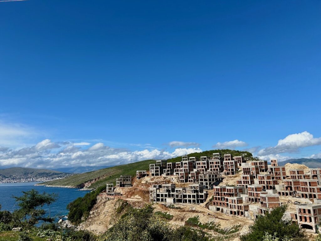 Kust Albanië wordt volgebouwd