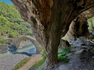 Middeleeuwse brug bij Benja thermal baths