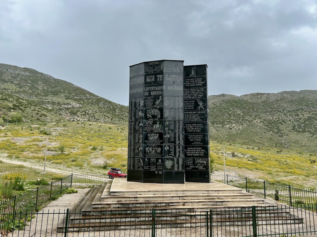 Monumenten op verlaten plekken in Albanië