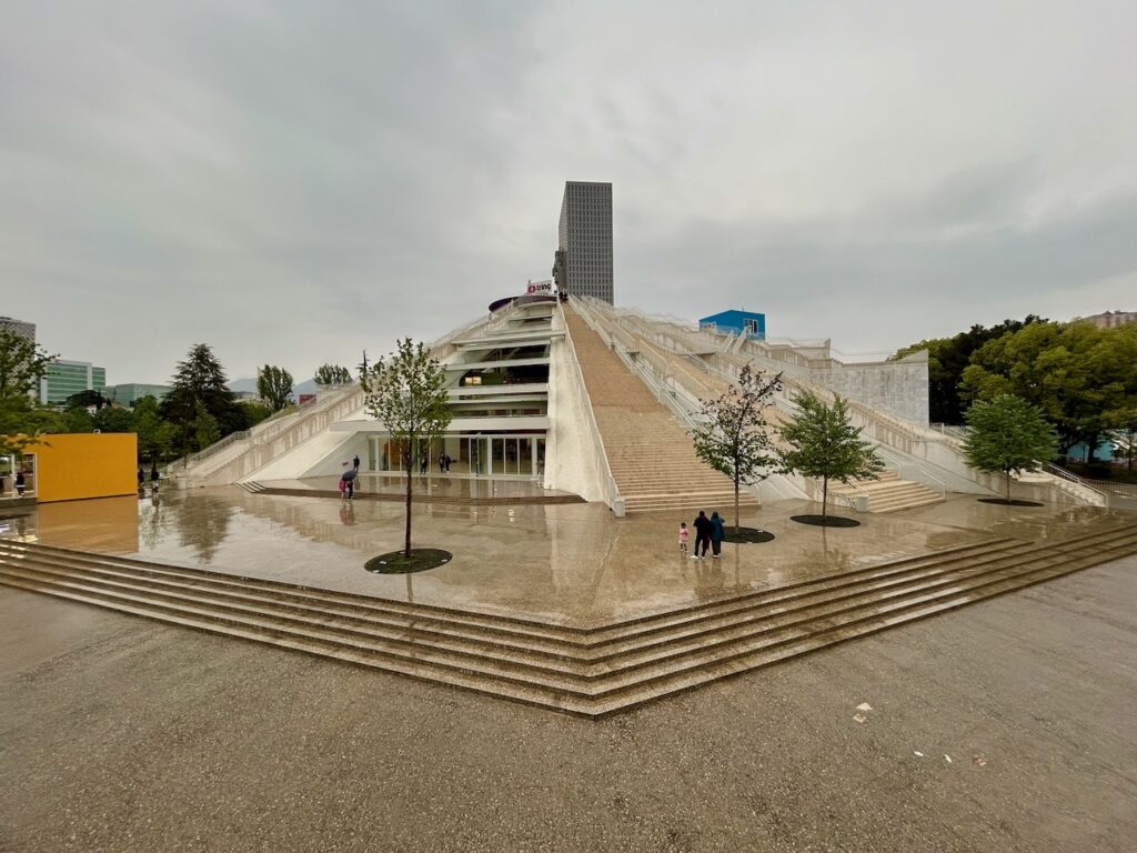 Piramide van Tirana