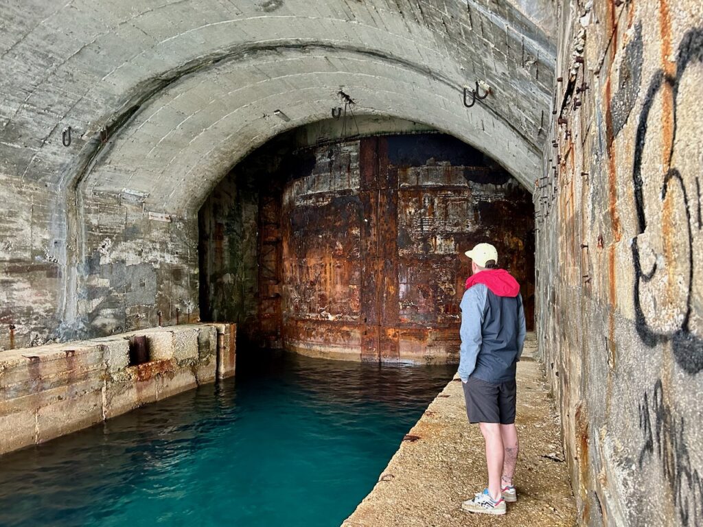 Verlaten onderzeeboot bunker
