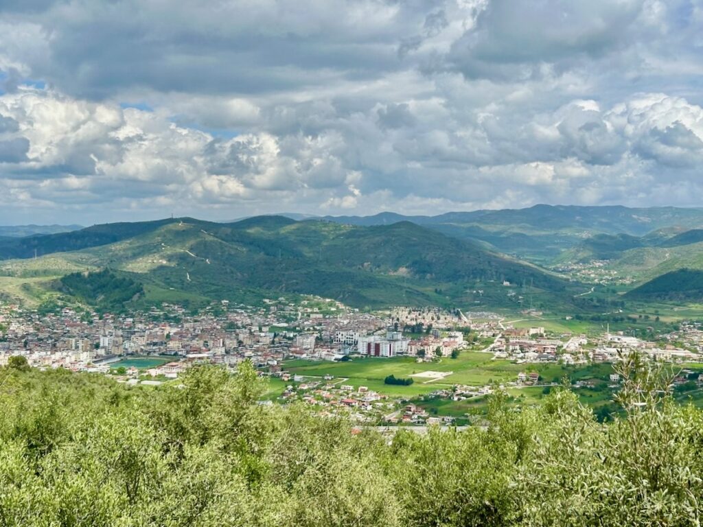 stad in de natuur Albanië