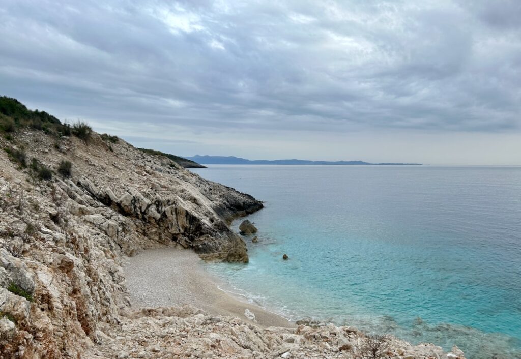 kiezelstrand albanese riviera
