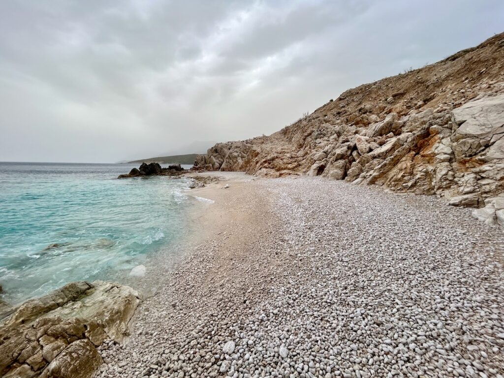 Kiezelstrand aan de Albanese Riviera