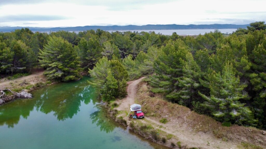 Wildkamperen in Albanië aan de kust met bergen op de achtergrond