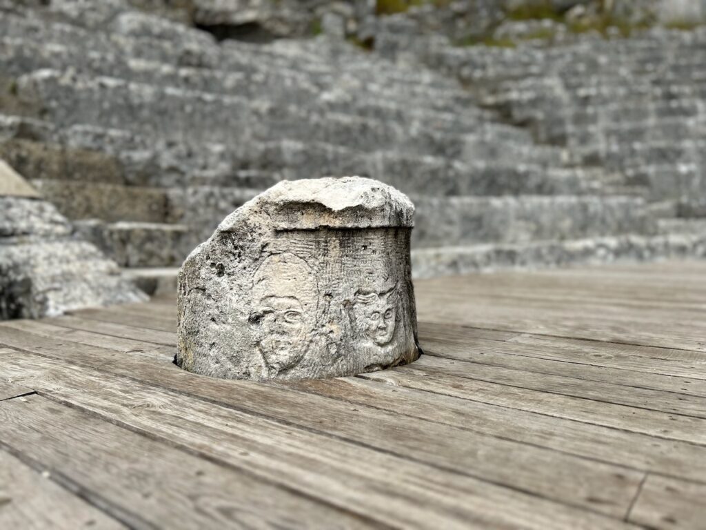 Butrint amfitheater details