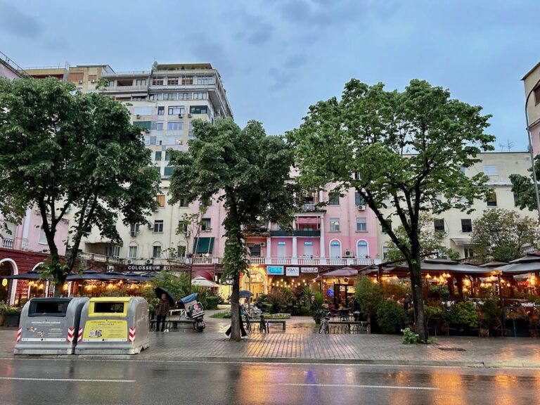 Tirana is een afwisselende stad