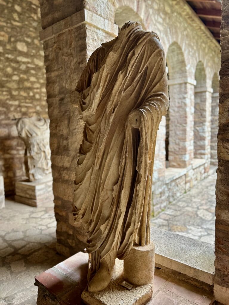 Standbeeld in Butrint