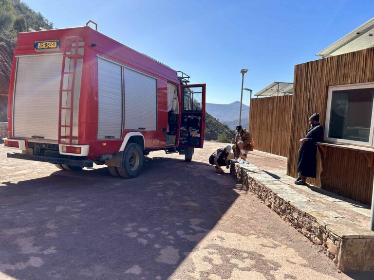 locals helpen in marokko