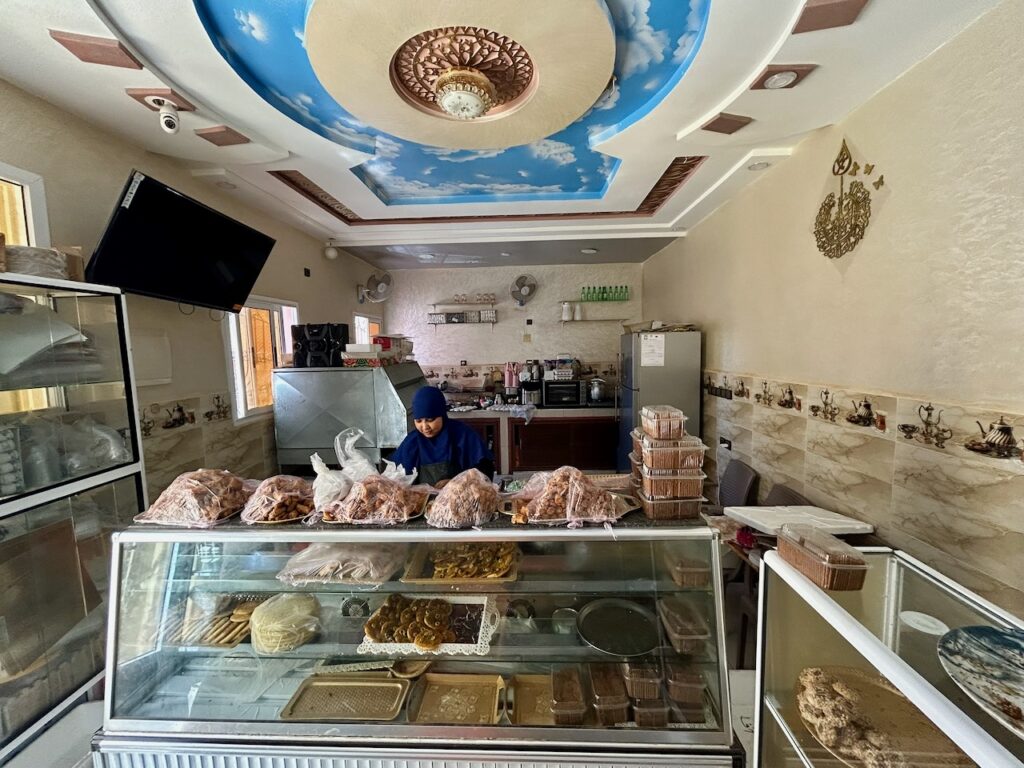 Marokkaanse patisserie met toonbank vol