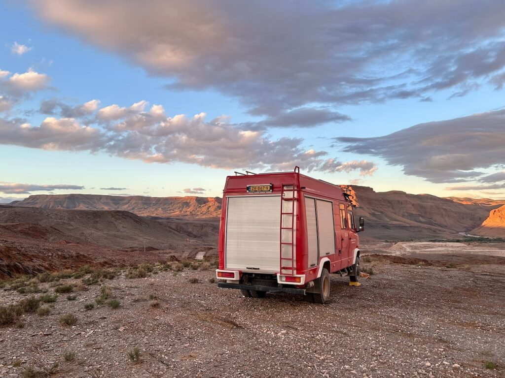 brandweer camper in mooi marokkaans landschap