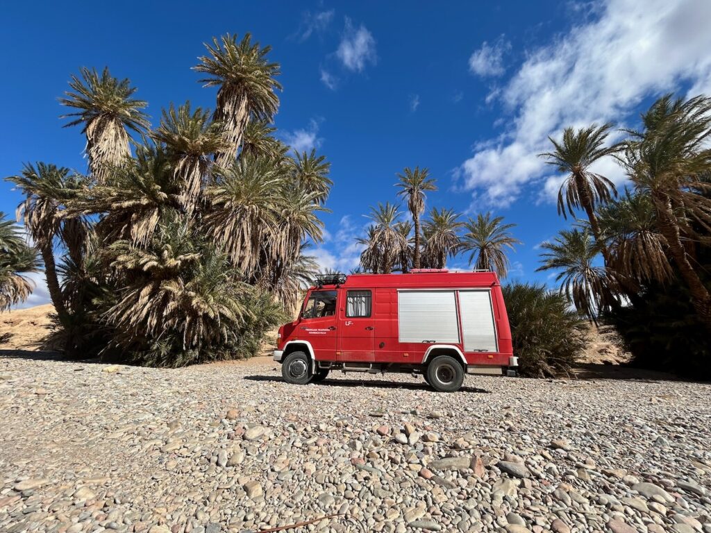 4x4 camper naast palmbomen Marokko