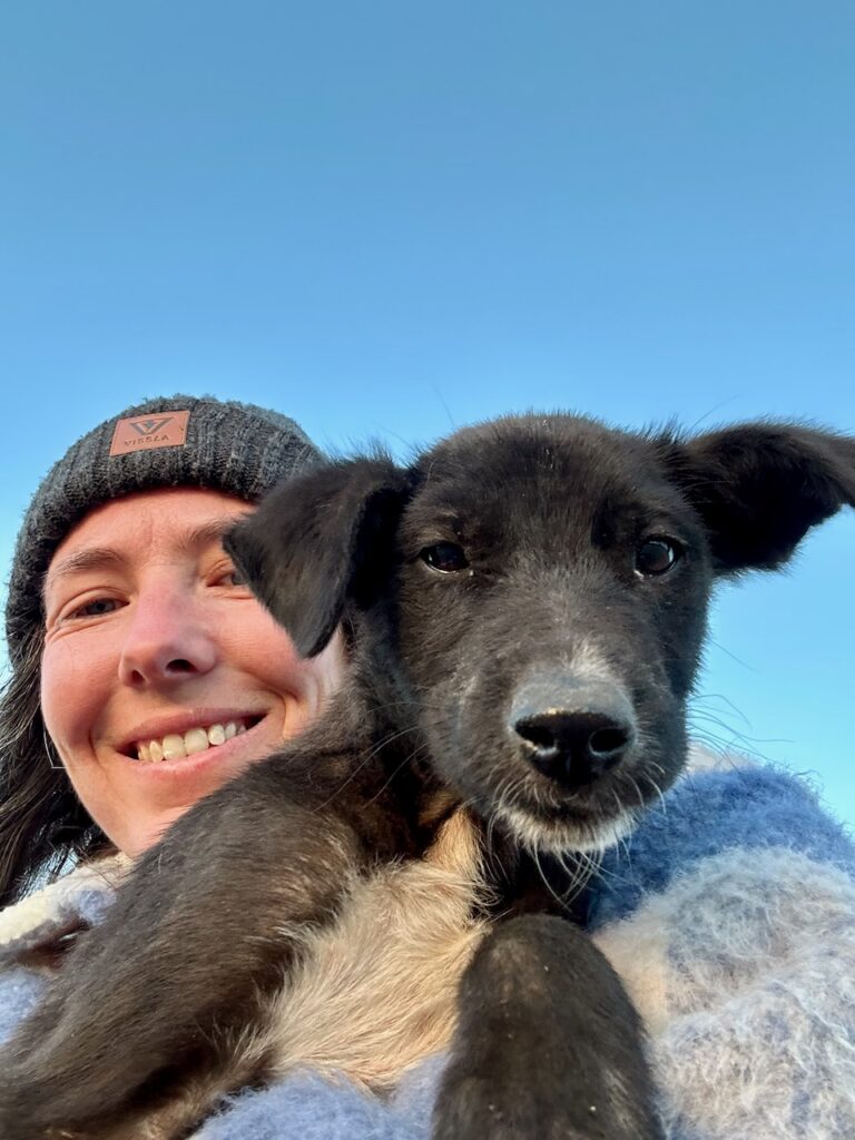 Dasja houdt een Marokkaanse puppy vast
