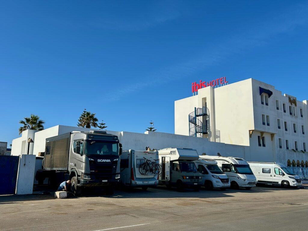 Camperplaats bij Marokkaans hotel