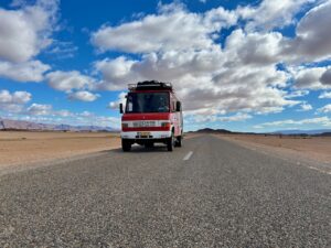 brandweer camper op asfaltweg marokko