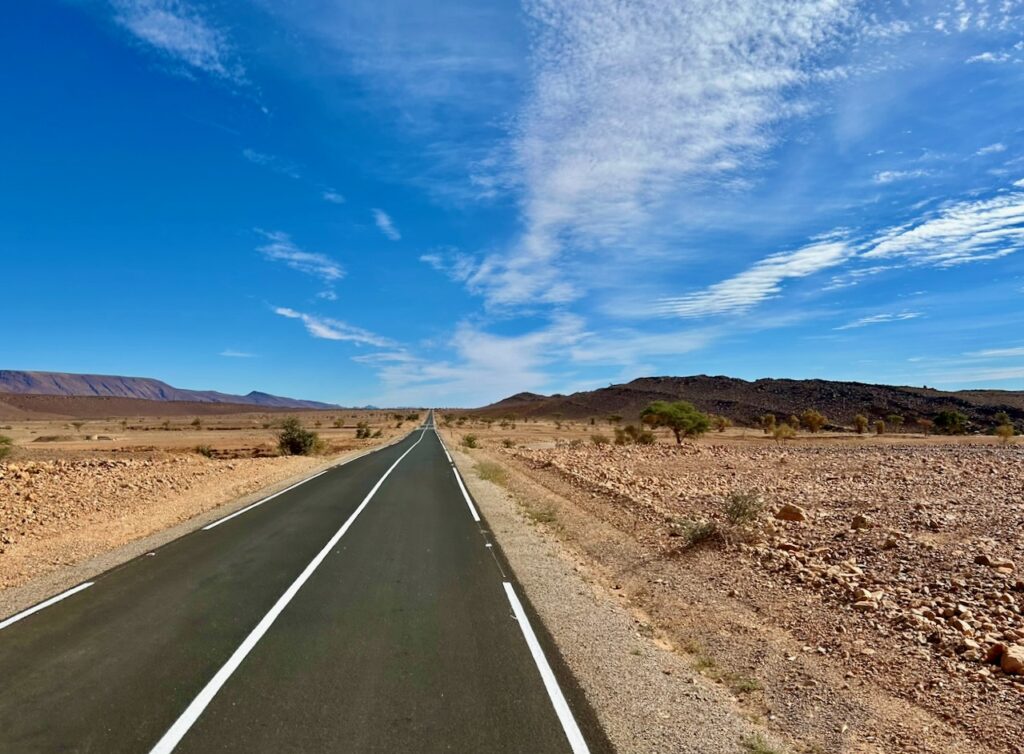 weg langs de sahara ook voor huur auto of camper