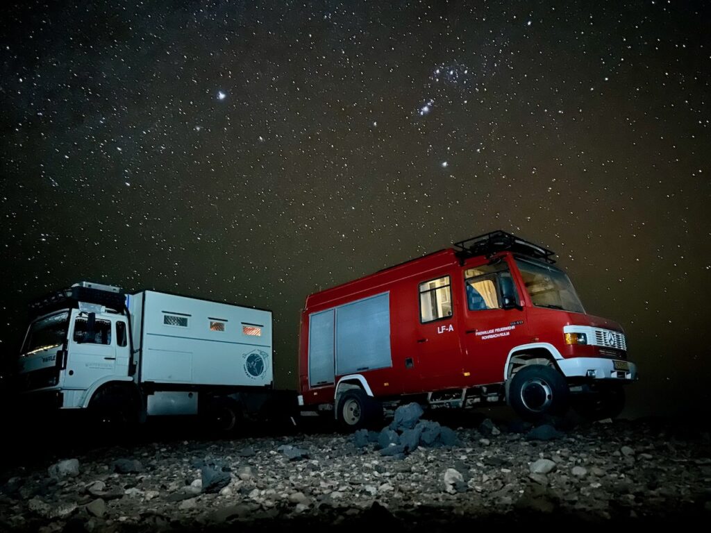 uitgelichte overland campers onder sterrenhemel marokko