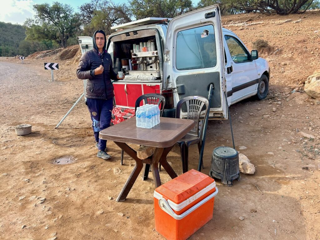 Langs de marokkaanse wegen staan steeds vaker koffiebarretjes