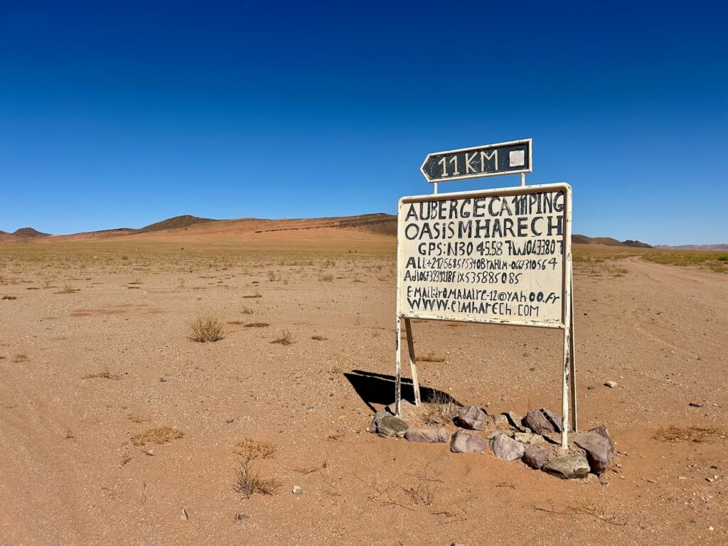 Camping informatie bord langs off-road route langs sahara