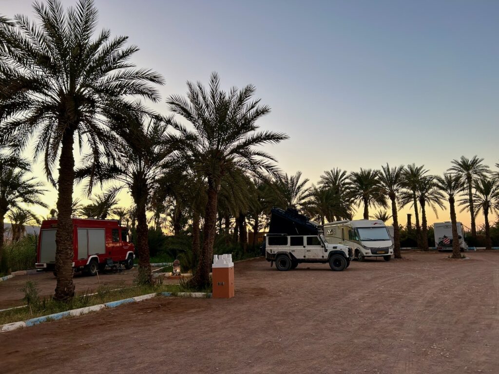 Verschillende (overland) campers op een camping in marokko