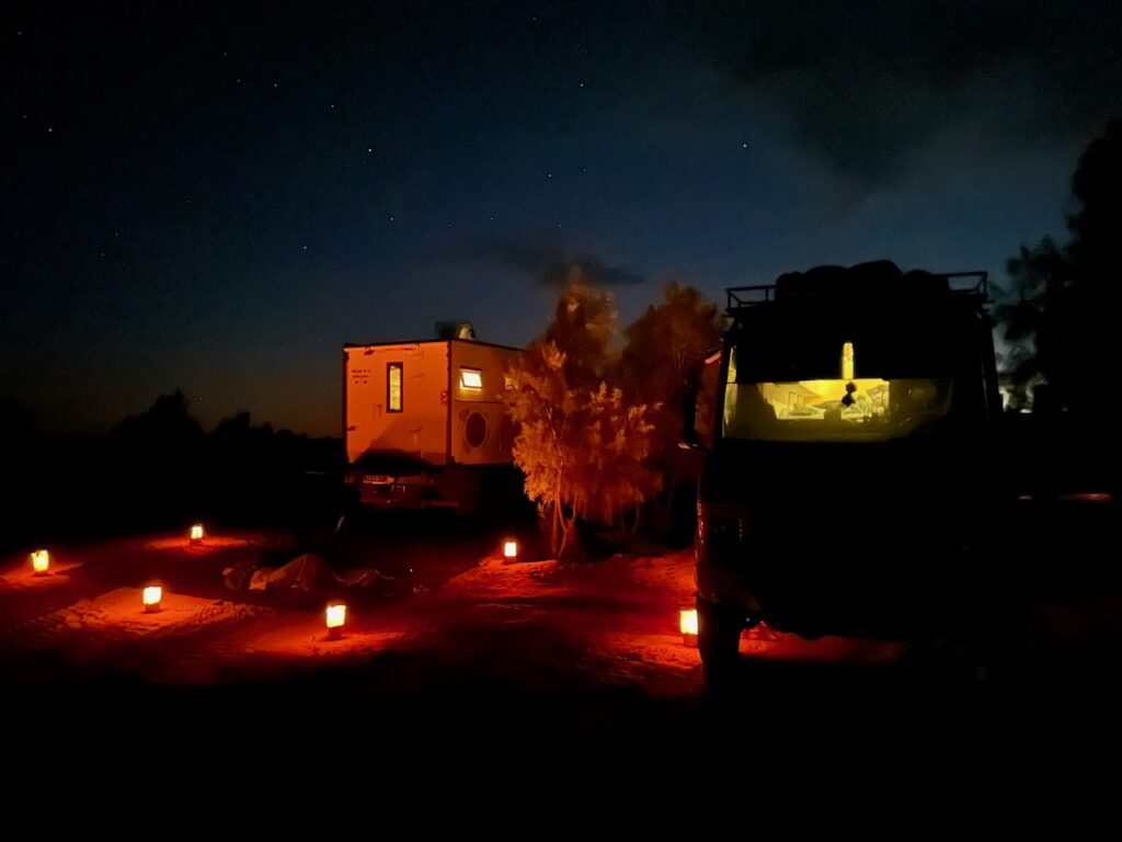 Marokkaanse camping met kaarsjes rondom de campers