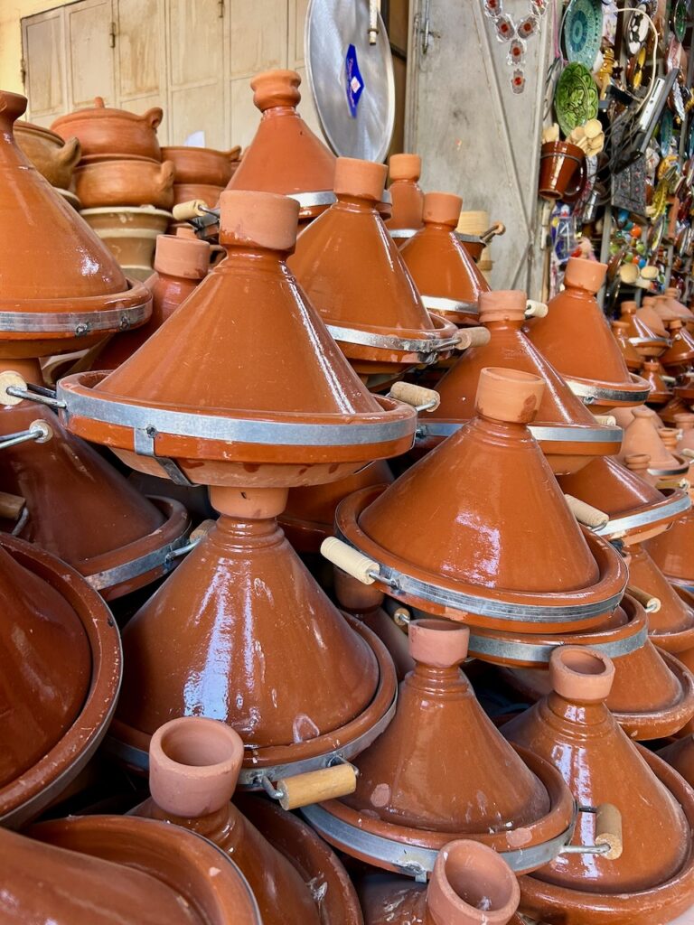 stapel met tajines buiten een winkel in marokko