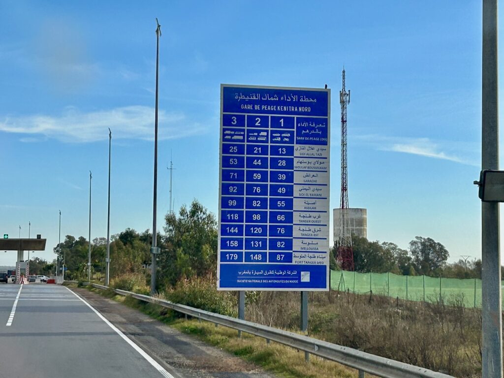 Verkeersbord met tolprijzen voor routes in marokko
