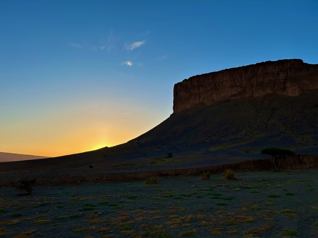 opkomende zon bij marokkaanse tafelberg