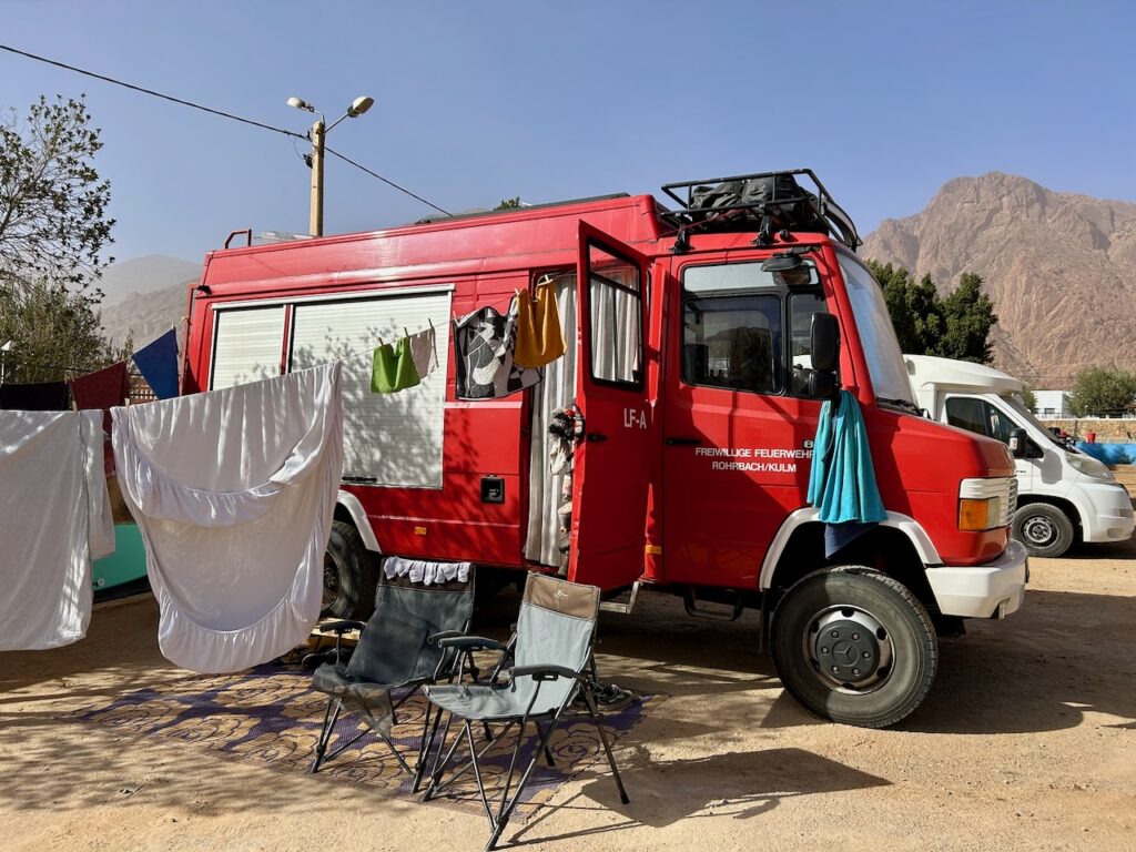 Wassen en was uithangen op een Marokkaanse camping