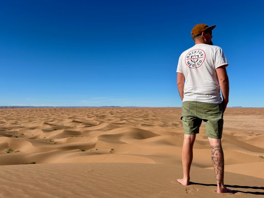 Lars kijkt over de zandduinen van Erg Chigaga